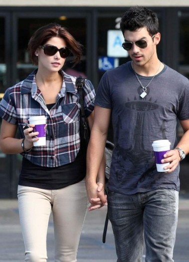 jashleyjoe-85_0-540x748 - Joe Jonas si Ashley Greene sunt tot timpul impreuna