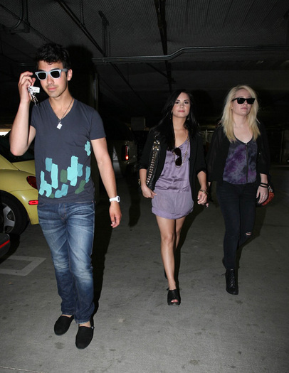 joe-jonas-demi-lovato-impreuna-1 - Joe Jonas si Demi Lovato se duc la biserica impreuna