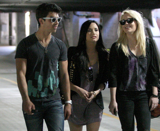 joe-jonas-demi-lovato-impreuna-2 - Joe Jonas si Demi Lovato se duc la biserica impreuna