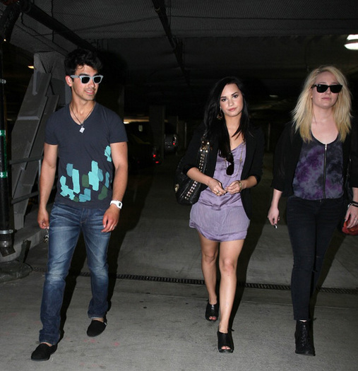 joe-jonas-demi-lovato-impreuna-7 - Joe Jonas si Demi Lovato se duc la biserica impreuna