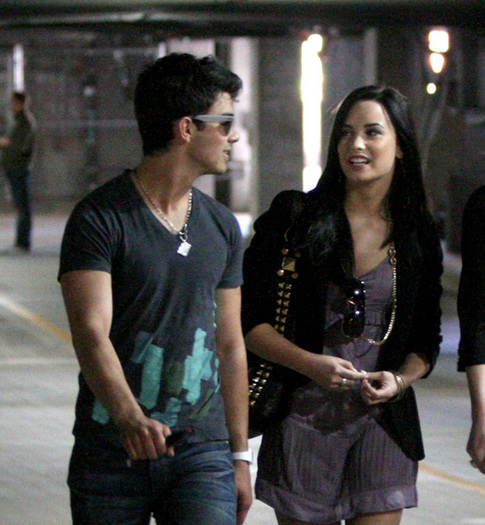 joe-jonas-demi-lovato-impreuna-9 - Joe Jonas si Demi Lovato se duc la biserica impreuna