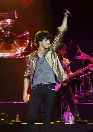 jonas-demi-idol-concert - Joe Jonas Demi Lovato si Miley Cyrus recitaluri la American Idol