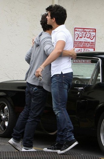 joick-hug-1-524x800 - Nick Jonas si Joe Jonas se iau in brate