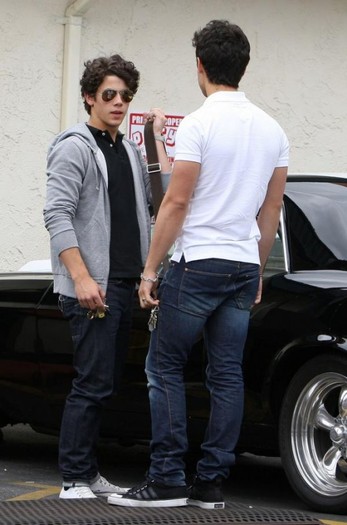 joick-hugging-patys-3-529x800 - Nick Jonas si Joe Jonas se iau in brate