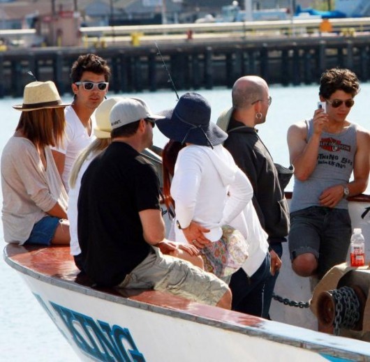 joick-fishing-trip-3-530x519 - Nick si Joe Jonas au iesit la pescuit