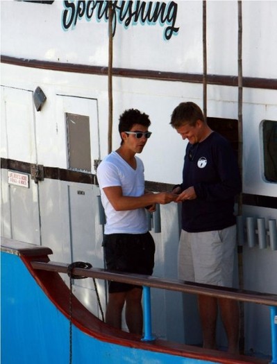 joick-fishing-trip-4-530x696 - Nick si Joe Jonas au iesit la pescuit