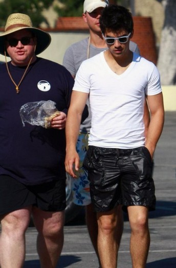 joick-fishing-trip-11-525x800 - Nick si Joe Jonas au iesit la pescuit