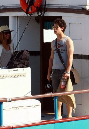 joick-fishing-trip-19-530x763 - Nick si Joe Jonas au iesit la pescuit