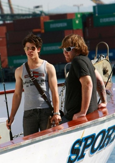 joick-fishing-trip-20_0-530x748 - Nick si Joe Jonas au iesit la pescuit