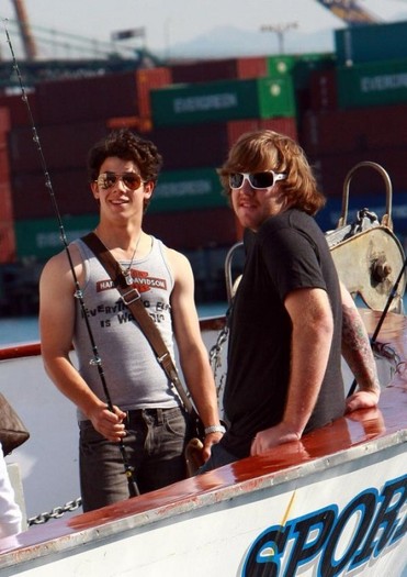 joick-fishing-trip-222-530x748 - Nick si Joe Jonas au iesit la pescuit