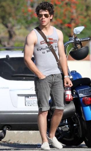 nick-jonas-harley-tank-top-10 - Nick si Joe Jonas au iesit la pescuit