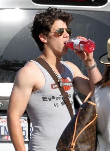 nick-jonas-harley-tank-top-14-530x728 - Nick si Joe Jonas au iesit la pescuit