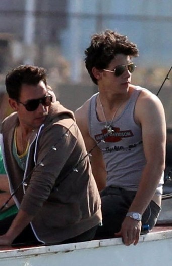 nick-jonas-harley-tank-top-17_0-521x800 - Nick si Joe Jonas au iesit la pescuit