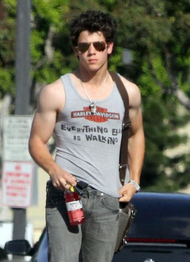 nick-jonas-harley-tank-top-20-530x728 - Nick si Joe Jonas au iesit la pescuit