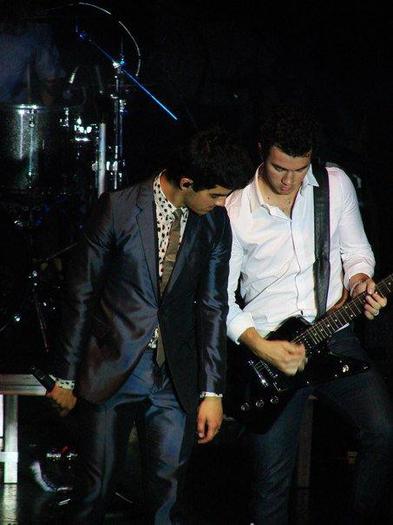 jonas-tj-martell-pictures-4 - Poze cu Jonas Brothers in recitalul TJ Martell