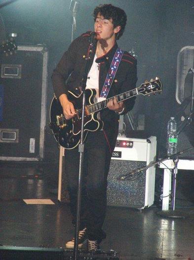 jonas-tj-martell-pictures-52 - Poze cu Jonas Brothers in recitalul TJ Martell