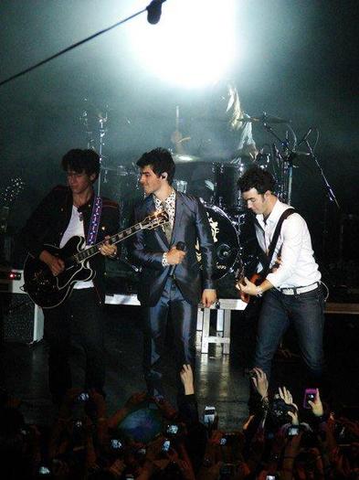 jonas-tj-martell-pictures-54 - Poze cu Jonas Brothers in recitalul TJ Martell