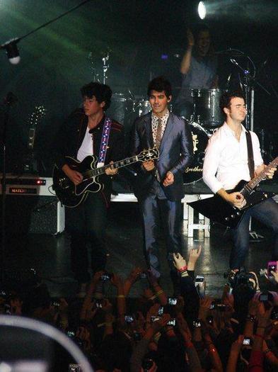 jonas-tj-martell-pictures-55 - Poze cu Jonas Brothers in recitalul TJ Martell