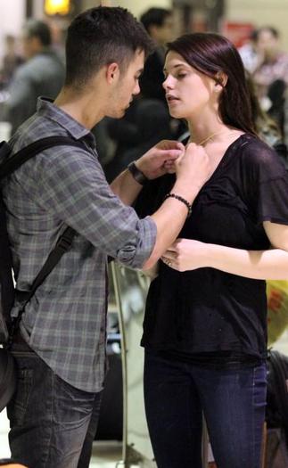 joe-jonas-ashley-greene-la - FoR U JoE JoNaS 5