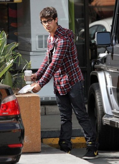 joe-jonas-homeless-man-helper-1-530x728 - FoR U JoE JoNaS 5