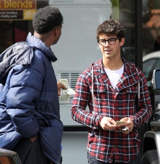 joe-jonas-homeless-man-helper-5-530x545 - FoR U JoE JoNaS 5