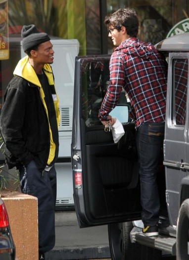 joe-jonas-homeless-man-helper-7-530x728 - FoR U JoE JoNaS 5