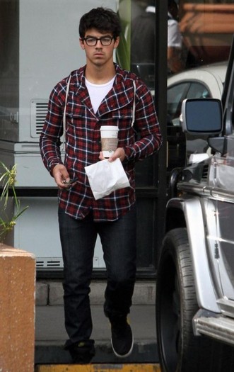 joe-jonas-homeless-man-helper-8-505x800 - FoR U JoE JoNaS 5