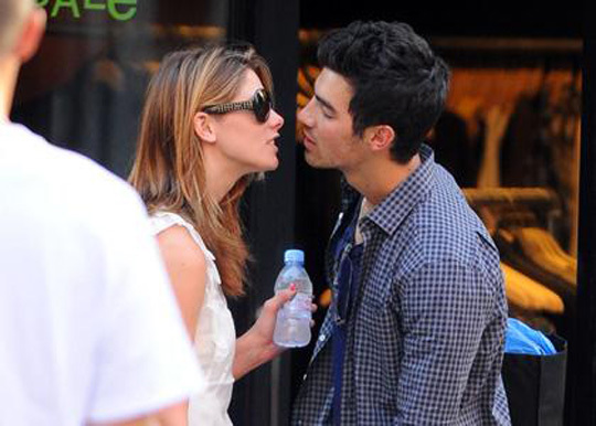 ashley-greene-kissing-joe-jonas - FoR U JoE JoNaS 5