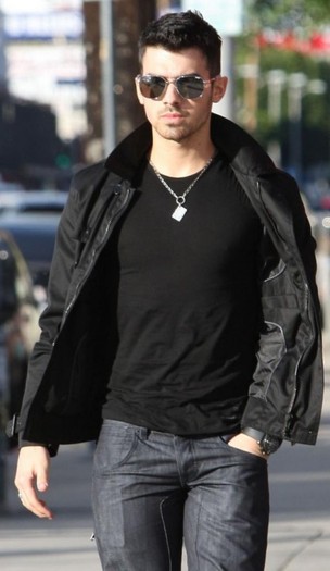 joe-jonas-catwalk6-464x800 - FoR U JoE JoNaS 5