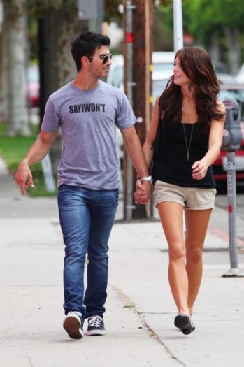 jashley-shopping-10-533x800 - FoR U JoE JoNaS 5
