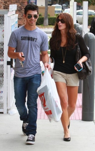 jashley-shopping-13-503x800 - FoR U JoE JoNaS 5