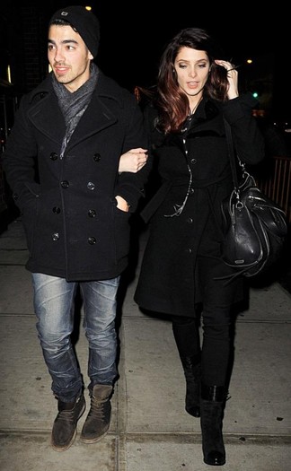 joe-jonas-ashley-greene-nobu-love-1-494x800 - FoR U JoE JoNaS 5