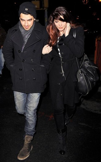 joe-jonas-ashley-greene-nobu-love-2-502x800 - FoR U JoE JoNaS 5