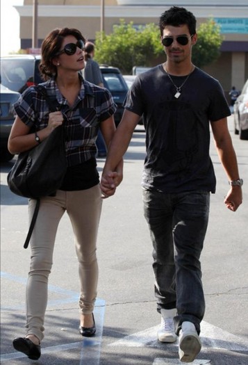 jashleyjoe-2-540x794 - FoR U JoE JoNaS 5