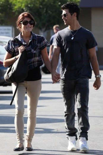 jashleyjoe-3-530x800 - FoR U JoE JoNaS 5