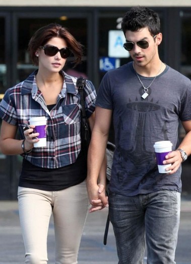 jashleyjoe-85_0-540x748 - FoR U JoE JoNaS 5