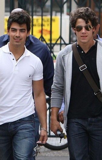 joick-hugging-patys-45-512x800 - FoR U JoE JoNaS 5