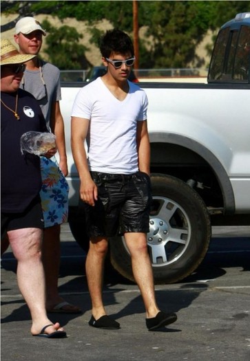 joick-fishing-trip-13-530x765 - FoR U JoE JoNaS 5