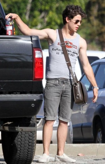 nick-jonas-harley-tank-top-6-515x800 - FoR U JoE JoNaS 5