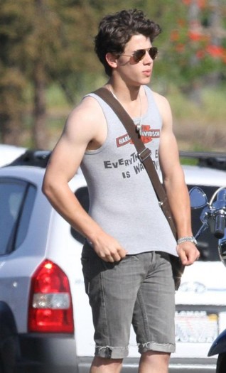 nick-jonas-harley-tank-top-7-485x800 - FoR U JoE JoNaS 5