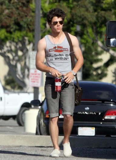 nick-jonas-harley-tank-top-21-530x728 - FoR U JoE JoNaS 5