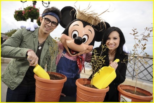 joe-jonas-demi-lovato-520x348 - Demi Lovato si Joe Jonas planteaza copaci