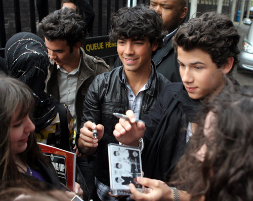 jonas-brothers-londra-1 - FoR U JoE JoNaS 5