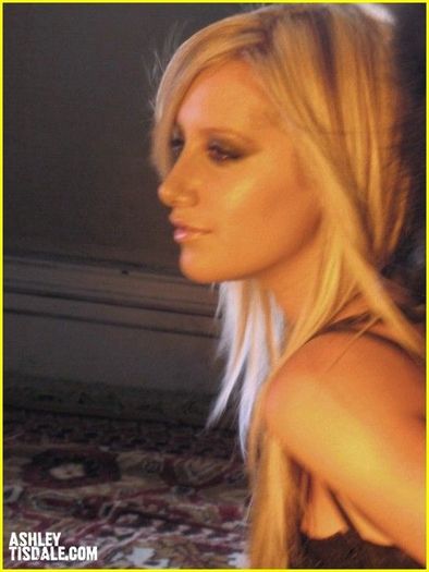 ashley-tisdale-si-a-tentat-fanii-cu-imagini-din-noul-ei-videoclip-inainte-de-lansarea-oficiala_4 - cele mai noi poze cu ashley