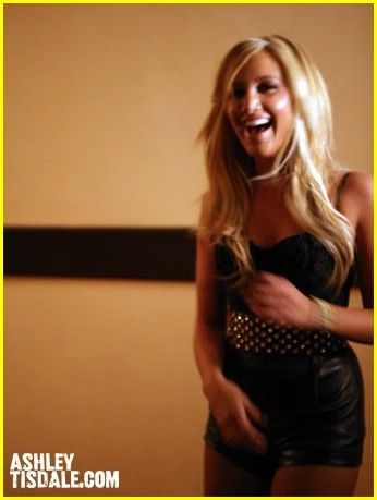 ashley-tisdale-si-a-tentat-fanii-cu-imagini-din-noul-ei-videoclip-inainte-de-lansarea-oficiala_5