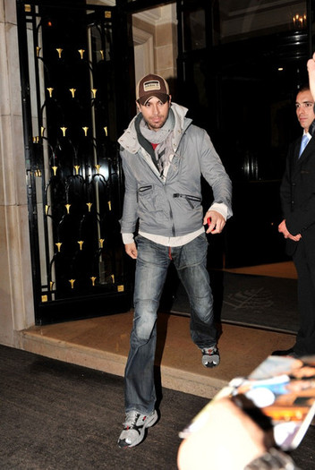 Enrique+Iglesias+Enrique+Iglesias+Leaves+Four+xlNK5kU3d1Zl