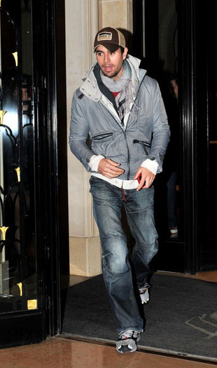 Enrique+Iglesias+Enrique+Iglesias+Leaves+Four+ZQR60-bbVC9l