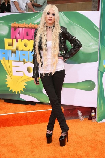 kids_choice_awards_17_wenn3278170 - Taylor Momsen la 2011 Kids Choice Awards