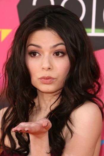 miranda-cosgrove-kids-choice-awards-2010-2-530x795