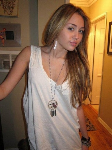 Miley-Cyrus-Poze-peronale-2-4-540x720 - Noi poze personale din telefonul lui Miley Cyrus